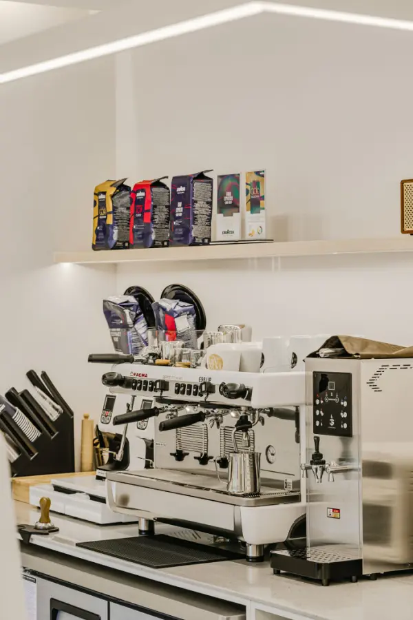 프로페셔널 에스프레소 머신이 돋보이는 화이트톤 바리스타존